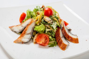 Salata marul adet ızgara balık, domates ve rendelenmiş peynir ile