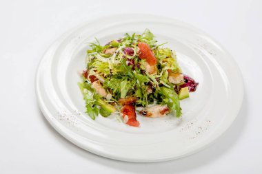 Taze marul ve roka ve meyve dilimleri sağlıklı tavuk salatası