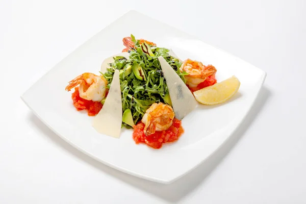 Čerstvý salát z rukoly s avokádem plátky s parmazánem a smažené krevety s balsamikovým octem — Stock fotografie