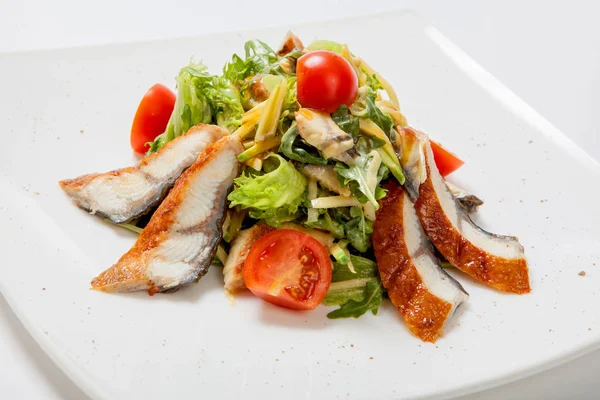 Salata marul adet ızgara balık, domates ve rendelenmiş peynir ile