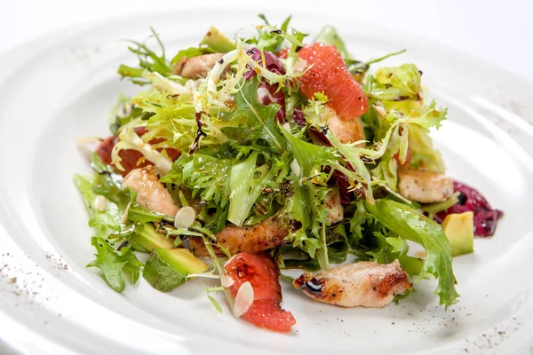 Здоровый куриный салат со свежим салатом и рукколой и ломтиками фруктов — стоковое фото