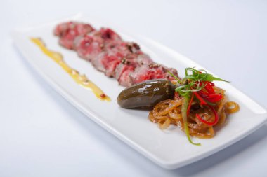 Dana carpaccio sebze ve sos ile.