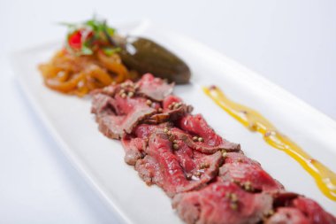 Dana carpaccio sebze ve sos ile.