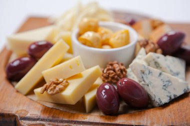 Tahtadaki çeşitli peynir çeşitleri