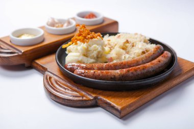 ızgara sosis ve patates tava pişirme