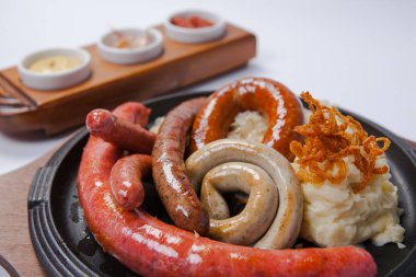 Patates püresi ile çeşitli ızgara sosis