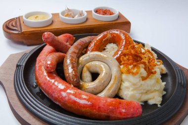 Patates püresi ile çeşitli ızgara sosis