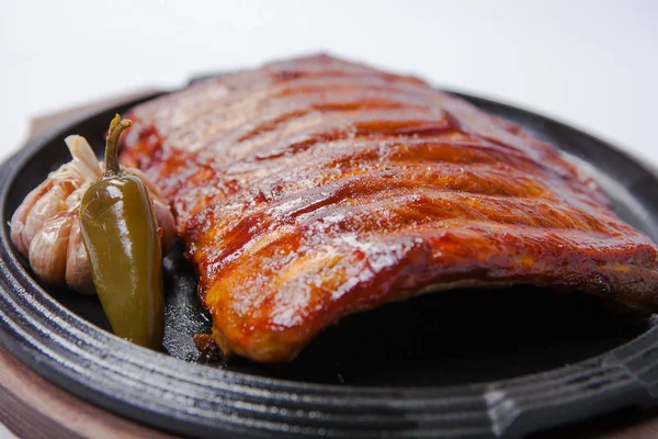 Côtes grillées savoureuses aux légumes — Photo