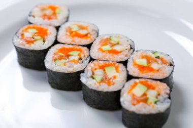 Beyaz plaka üzerinde rulo. Japon mutfağı