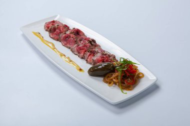 Dana carpaccio sebze ve sos ile.