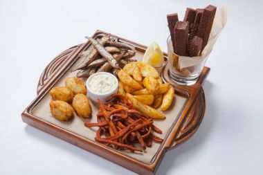 Taze bira aperatifler çeşitler ahşap tahta üzerinde