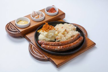 ızgara sosis ve patates tava pişirme