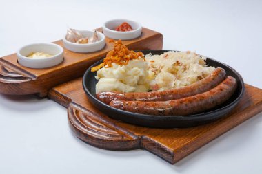 ızgara sosis ve patates tava pişirme