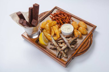 Taze bira aperatifler çeşitler ahşap tahta üzerinde