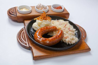 ızgara sosis ve patates tava pişirme