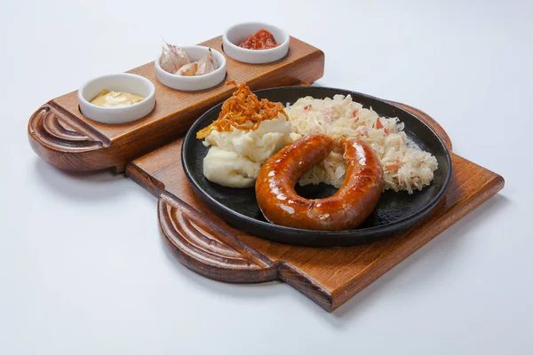 ızgara sosis ve patates tava pişirme