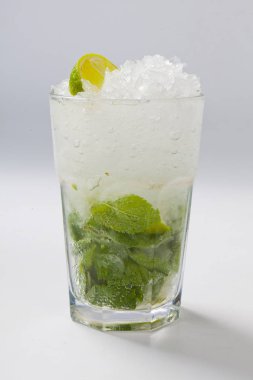 Beyaz arka plan önünde kokteyl mojito