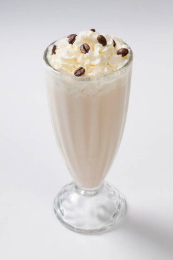 Süt uzun bardak krem şanti ile kokteyl