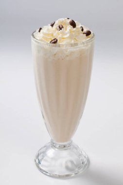 Milkshake çilek ve krema ile