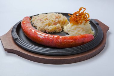 ızgara sosis, lahana ve patates tava pişirme