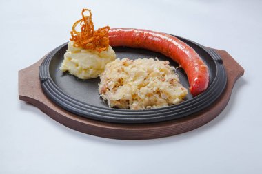 ızgara sosis, lahana ve patates tava pişirme