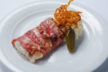 Pişmiş cod pastırma ve püresi poatoes sarılmış