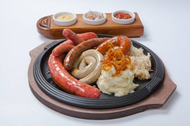 Izgara sosis ve sebze bir Pan