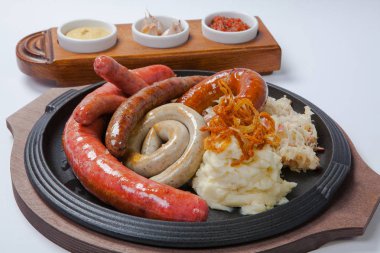 Izgara sosis ve sebze bir Pan