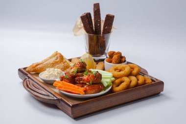 Aperatifler için ahşap masa, düz yatıyordu bira içtim. Üstten Görünüm sağlıksız ürün yelpazesine üzerinde yemek füme