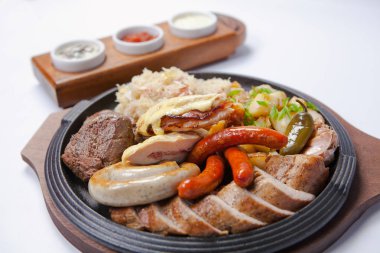 ızgara sosis ve patates tava pişirme