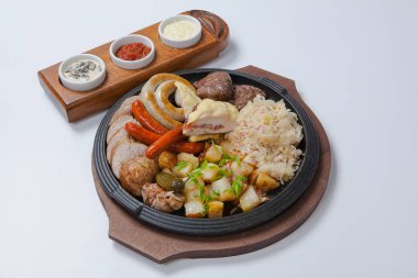 ızgara sosis ve patates tava pişirme