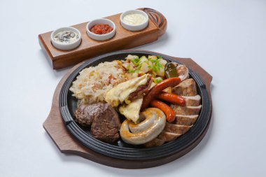 ızgara sosis ve patates tava pişirme