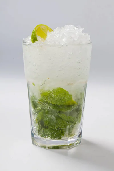 Cocktail mojito framför vit bakgrund — Stockfoto