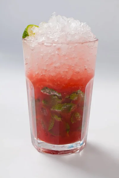 Mojito jordgubb cocktail. närbild isolerad på vit bakgrund. — Stockfoto