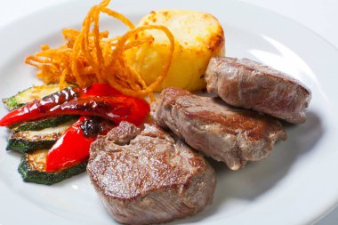 Kızarmış domuz biftek patates, biber ve kabak ile