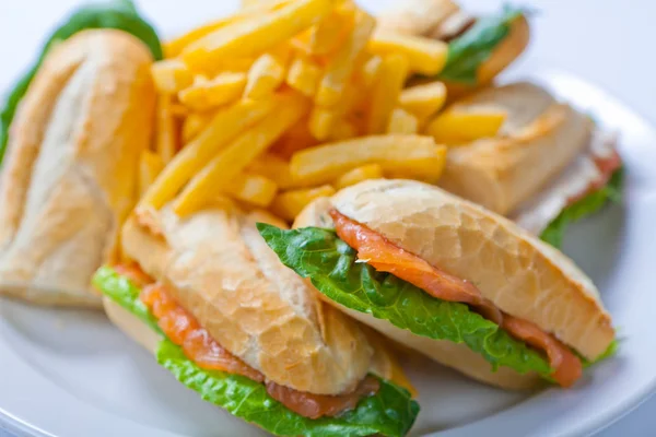 Sandwich mit Lachs, Tomaten, Käse und Pommes Frites Kartoffeln — Stockfoto