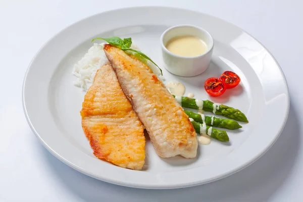 Delicioso filete de pescado con espárragos verdes y arroz — Foto de Stock