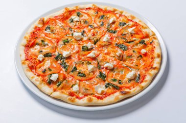 Ev yapımı Margarita gözleme Pizza domates ve fesleğen ile