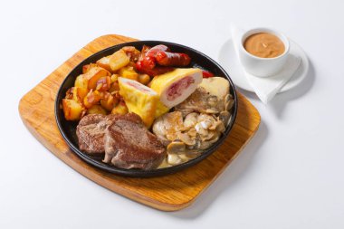 patates, mantar ve kızarmış tavuk bir ızgara ızgara sosis tava