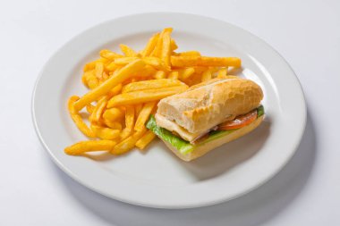 Jambon, domates, peynir ve altın patates kızartması patates ile sandviç