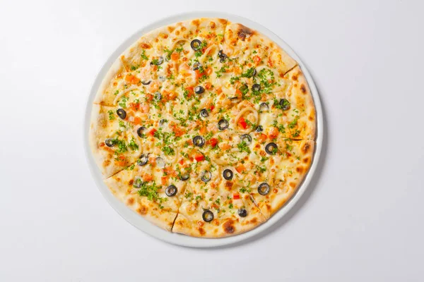 Γρήγορο φαγητό. Χορτοφαγική Πίτσα με λαχανικά σε λευκή πλάκα — Φωτογραφία Αρχείου