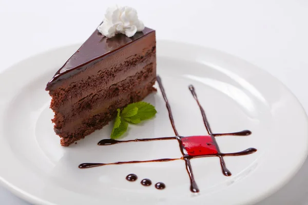 Шоколадний торт з шоколадним кремом і означав — стокове фото