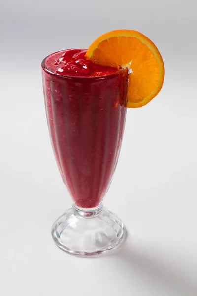 Smoothies frios saudáveis frescos no fundo branco — Fotografia de Stock