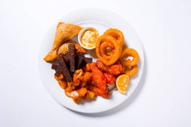 Taze bira aperatifler çeşitler ahşap tahta üzerinde