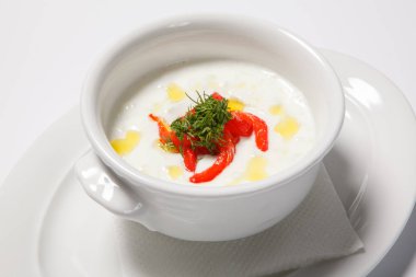 Beyaz masa arka plan üzerinde beyaz fincan krem çorba