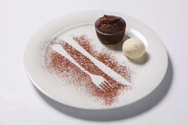 Lav kek beyaz tabakta dondurma ile.