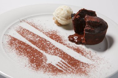 Lav kek beyaz tabakta dondurma ile.