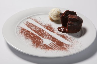 Lav kek beyaz tabakta dondurma ile.