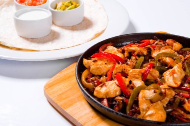 Wok tavada kızartma tavuk tatlı biber ve yeşil fasulye ile karıştırın