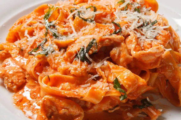 Tagliatelle de pasta con tomate aislado sobre fondo blanco — Foto de Stock